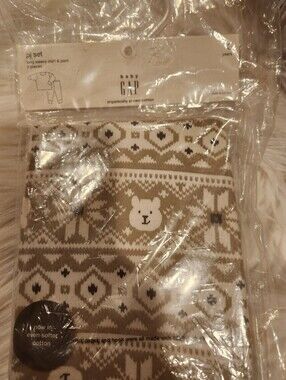 NWT GAP Baby Bear & SnowflKes Pajama Set in Beige and Cream, Size 3T